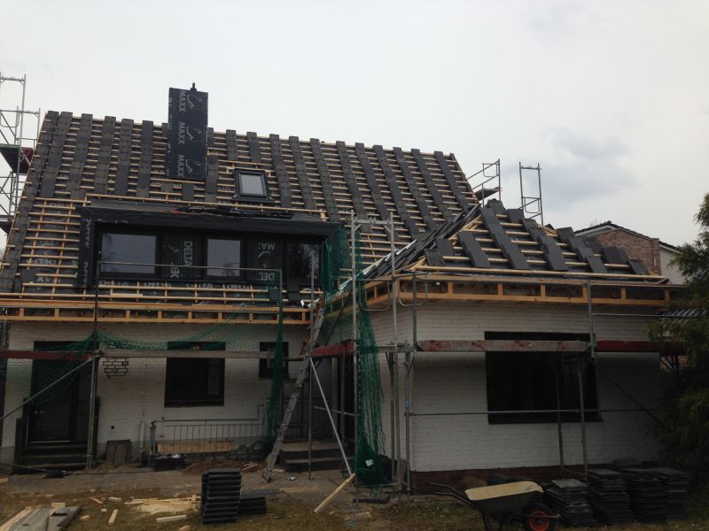 Dach eines Hauses wird neu eingedeckt