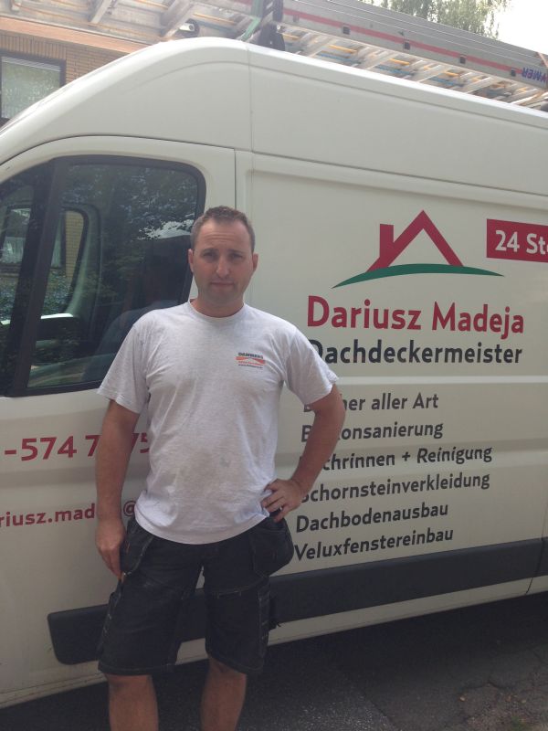 Dachdeckermeister Dariusz Madeja vor seinem Lieferwagen